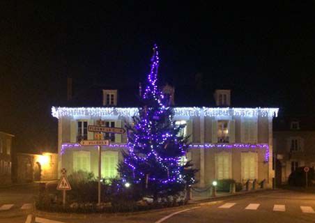 Lundi 12 décembre, mise en place du sapin de Noël devant la mairie