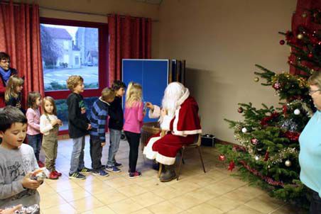 Mercredi 21 décembre, Sortie Patinoise et Bowling puis accueil des enfants par le Père Noël