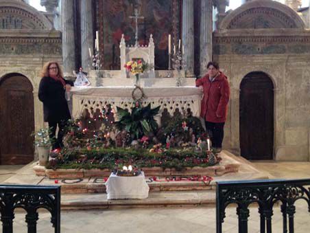 Crèche de Noël dans l'église de Carisey réalisée par Julia et ouverte au public pendant la période de l'Avent