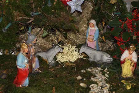 Crèche de Noël dans l'église de Carisey réalisée par Julia et ouverte au public pendant la période de l'Avent