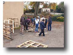 De jeunes conseillers encadrent les enfants et sont engagés dans les décorations de Noël