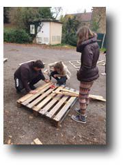 De jeunes conseillers encadrent les enfants et sont engagés dans les décorations de Noël