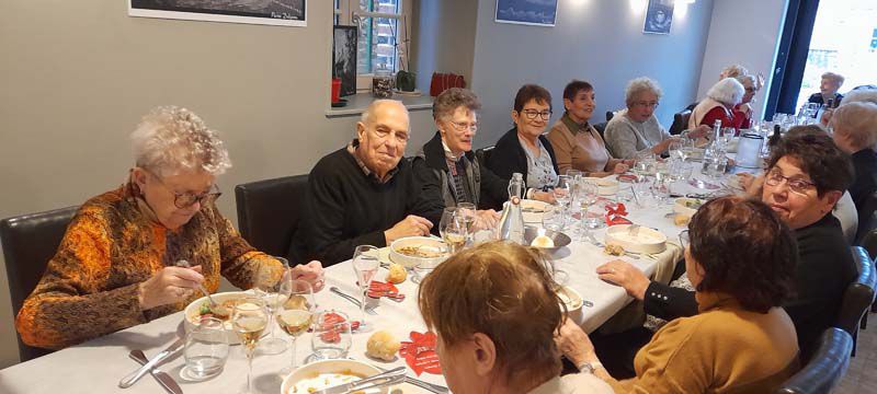 De les ainés de Carisey ont pu déguster un délicieux repas à l'Auberge du Cléon