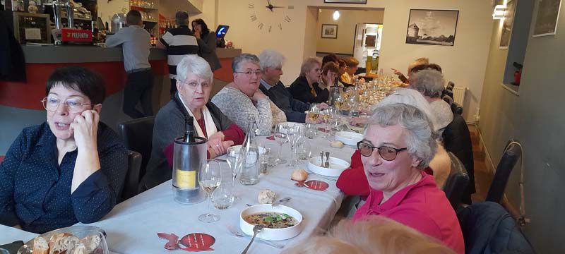 De les ainés de Carisey ont pu déguster un délicieux repas à l'Auberge du Cléon